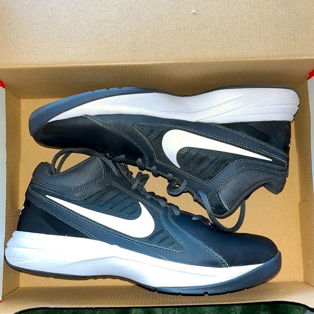 NIKE OVERPLAY Vlll BASKETBALL SHOES